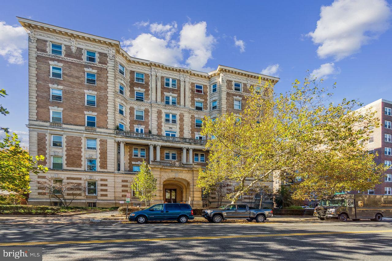 1851 Columbia Road NW 400