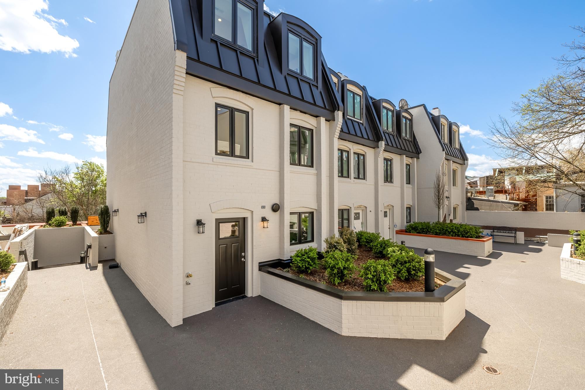 1202 Eton Court NW T3 photo 1