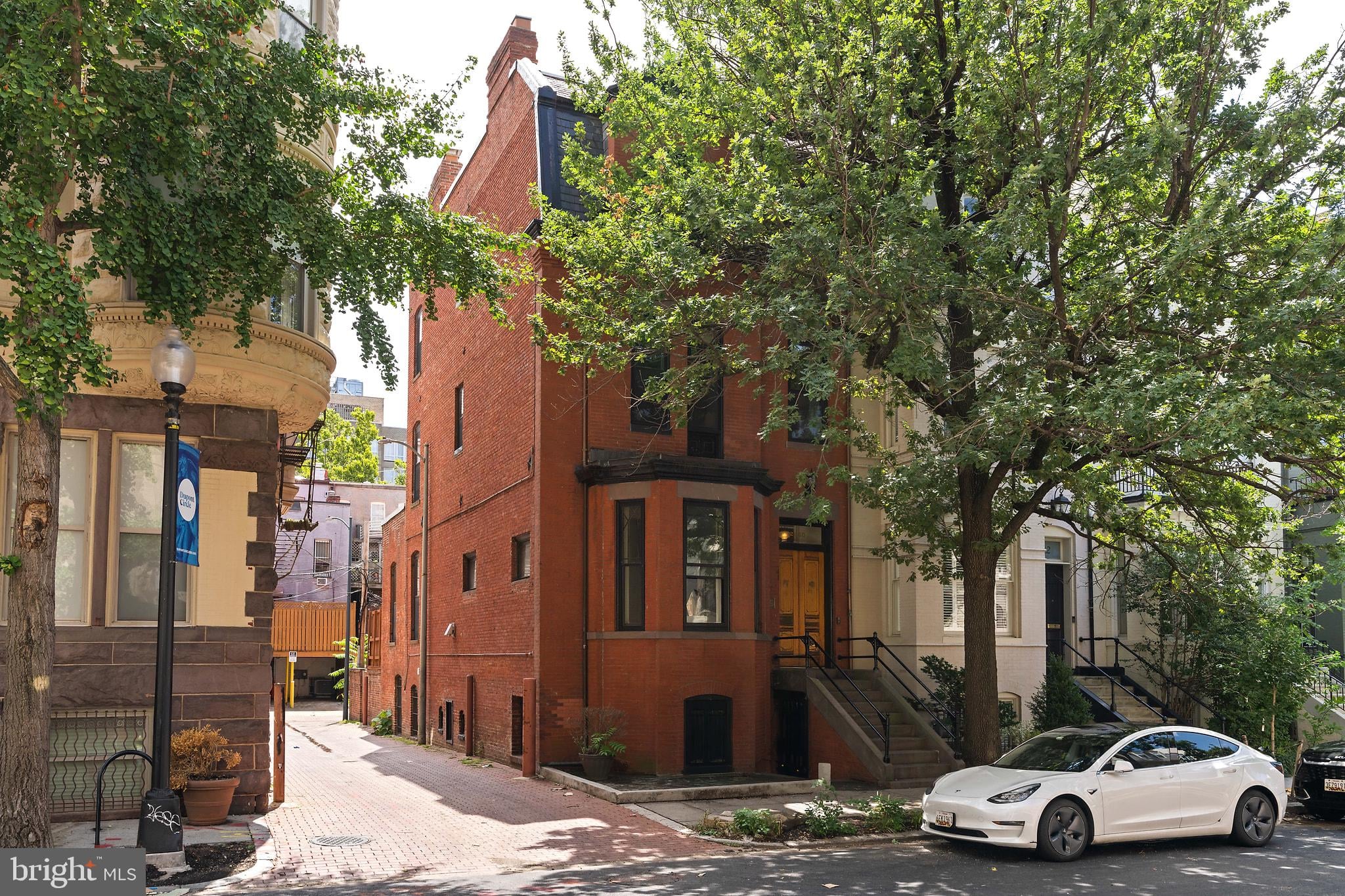 2010 Hillyer Place NW photo 2