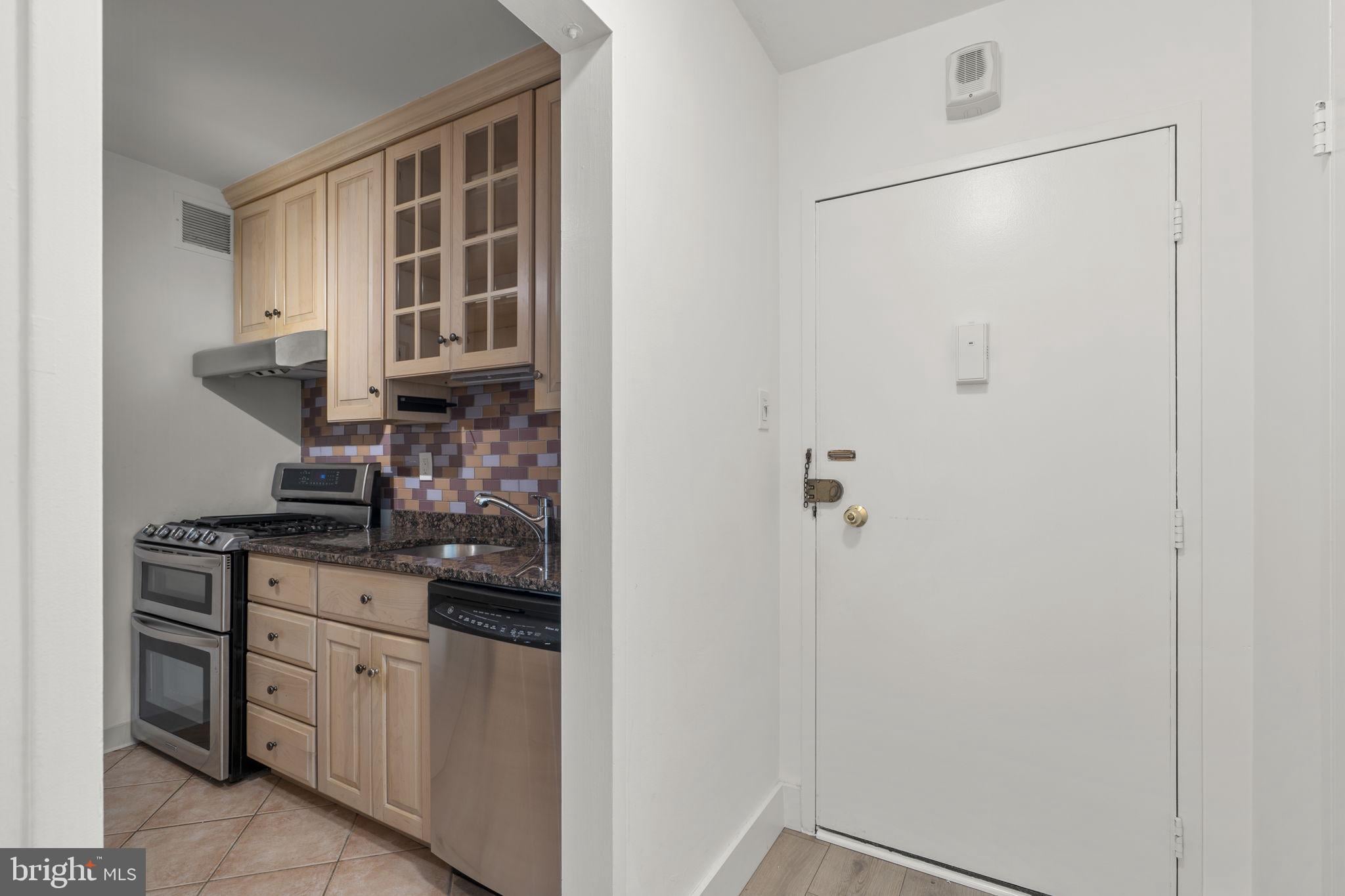 4201 Cathedral Avenue NW 419E photo 2